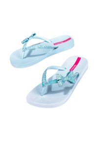Infradito azzurro chiaro con lacci glitterati turchesi e un accento a forma di fiocco. La suola è testurizzata; un logo rosa è posizionato sul lato.