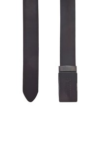 Schwarzer Leder-Gürtel mit glatter Textur, rechteckiger metallenem Schnalle und konischer Endgestaltung. Keine sichtbaren Muster oder Verzierungen.