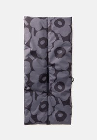 Coussin de siège pliable en gris foncé avec un grand motif floral. Tissu lisse et rembourré avec des accents noirs contrastants et une fermeture éclair centrale.