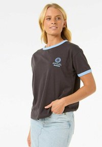 Grijze T-shirt met korte mouwen en lichtblauwe kraag en mouwaccenten, met een bedrukte logo aan de voorkant. Gemaakt van lichtgewicht stof.