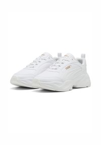 Białe sportowe sneakersy z gładkim skórzanym wierzchem, zaokrąglonym noskiem, wyściełanym kołnierzem oraz sznurowanym przodem. Charakteryzują się subtelnym złotym logo.