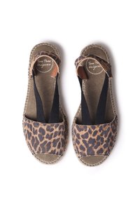 Leopard-print canvas sandals with black elastic straps and beige sole, featuring stitched detailing and a round logo label inside.