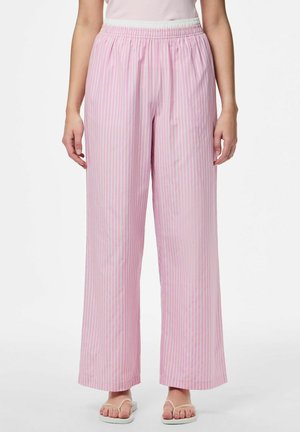 Roze en witte gestreepte wijde broek met een elastische tailleband en een gladde stoftextuur, gecombineerd met platte sandalen.