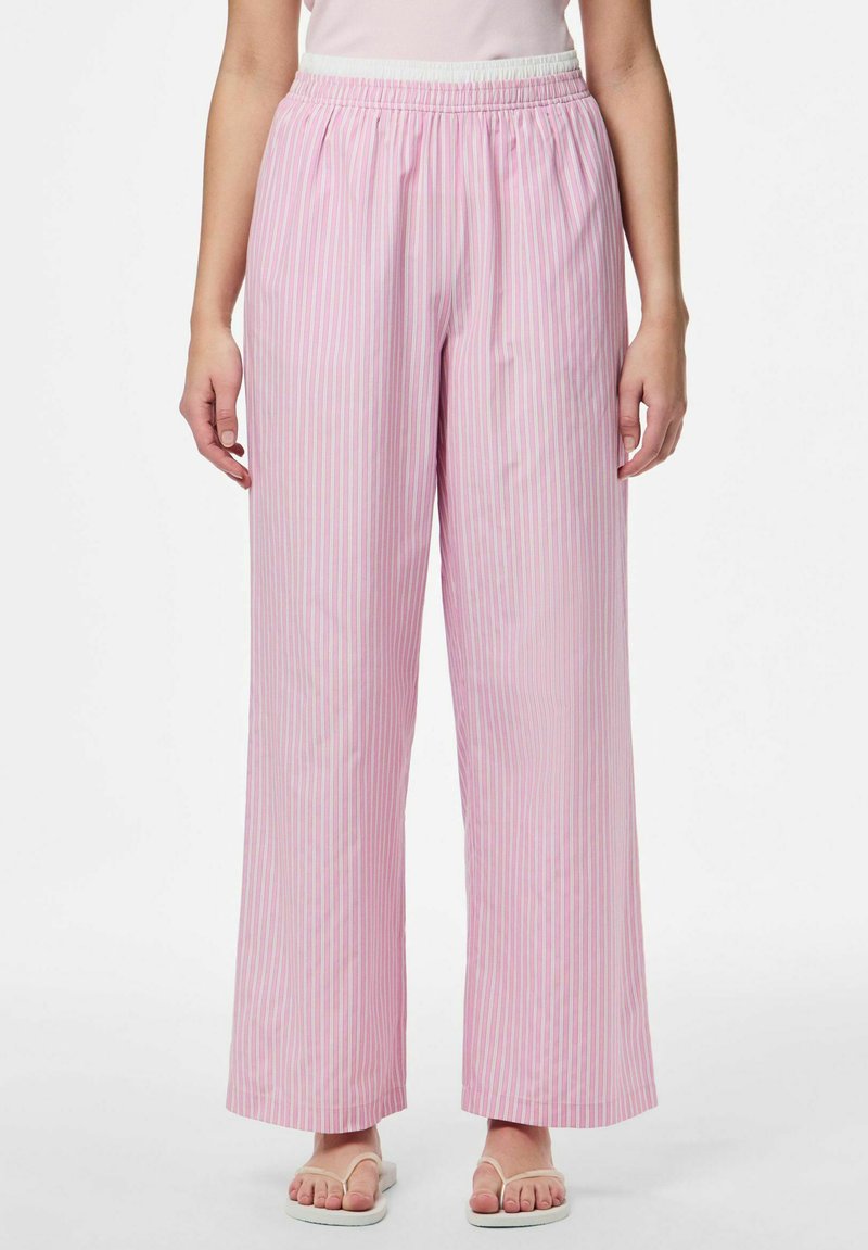 Roosa ja valge triibuline lai jalad püksid, millel on elastne värvel ja sile kangas, koos lamekontsadega sandaalidega.