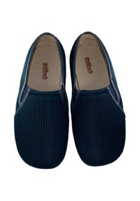 Zapatos mocasines azul marino con tejido de malla, puntera redonda y acentos laterales elásticos. El interior cuenta con una plantilla beige con logo. Diseño ligero.