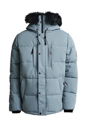 Pufferjack in lichtblauw met een bontgevoerd capuchon, meerdere voorzakken, zwarte rits en drukknoopsluiting. Getextureerd, geïsoleerd materiaal.