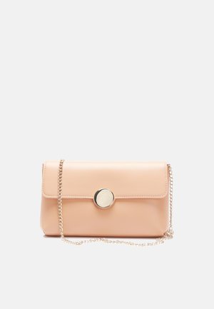Rechteckige beige Clutch mit goldenem rundem Verschluss und goldenem Kettenriemen auf hellem Hintergrund.