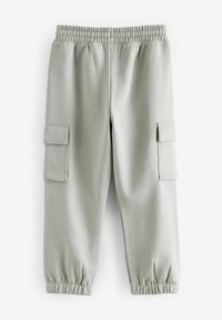 Lichtgrijze cargobroek van zacht materiaal, met een elastische tailleband, geribde boorden en twee zijzakken met flappen.