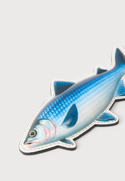 Ρεαλιστικό μπλε και ασημένιο ένθετο σε σχήμα ψαριού με λεπτομερείς λέπια, πτερύγια και μάτι σε ανοιχτό φόντο.