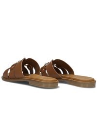 Bruine faux leren sandalen met uitsnijdingen, platte zolen en decoratieve hardwareaccenten. Beschikt over een zachte textuur en een minimalistische stijl.