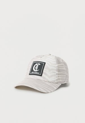 Világosszürke baseball sapka finom zebra csíkokkal és egy fekete folttal, amelyen stilizált "J" betű és a "Just Cavalli" felirat látható.