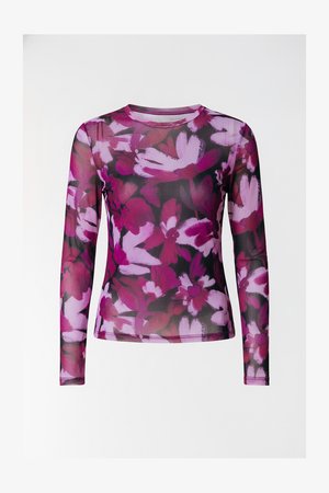 Langærmet top lavet af transparent materiale med et livligt blomsterprint i nuancer af pink, lilla og sort. Glat tekstur og tætsiddende design.