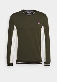 Sudadera de manga larga verde olivo oscuro. Presenta paneles laterales blancos, puños acanalados y un pequeño logo de FILA en el pecho. Material de algodón suave.