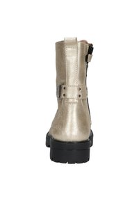 Metalen gouden enkellaars met een gestructureerde afwerking, ritsluiting en zwarte rubberen zool. Heeft een banddetail met zilveren hardware.