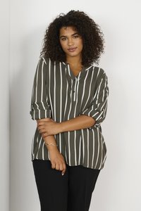 Chemise olive verte à boutons avec des rayures blanches verticales, présentant des manches retroussées et un décolleté en V, fabriquée en tissu léger.