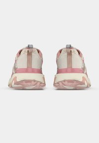 Zapatillas de correr ligeras en crema y rosa pastel. Presentan tela texturizada, suela acolchada y detalles reflectantes. Lengüeta trasera para facilitar el calzado.