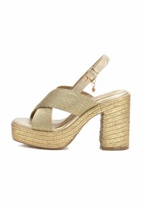 Sandalias de plataforma tejidas en dorado con un chunky de trenzado, diseño de tiras cruzadas, correa de tobillo ajustable y revestimiento interior suave.