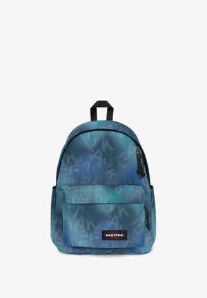 Blå og blågrøn Eastpak rygsæk med subtilt gentaget logomønster, front lynlåslomme og sort bærehåndtag på toppen.