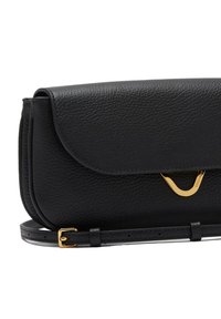 Zwarte leren clutch met een textuurafwerking, gouden hardware, een klepafsluiting en een verstelbare schouderband. Kenmerkt zich door een opvallende gespaccent.