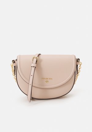 Mała beżowa skórzana torba na ramię z złotymi akcentami łańcuszka, regulowanym paskiem i logo Michael Kors na przedniej klapie.