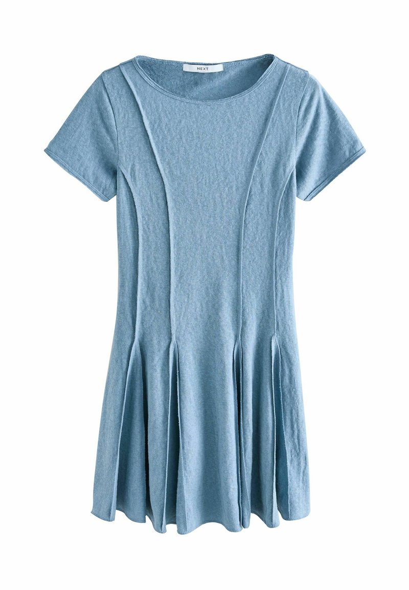 Vestido azul de manga corta hecho de tela texturizada, con un escote redondo y pliegues en la falda, creando una silueta acampanada.