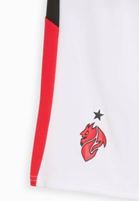 Weißes Sporttrikot mit roten und schwarzen Akzenten. Logo eines flammenartig gestalteten Drachen in Rot und Schwarz am unteren Rand mit einem schwarzen Stern darüber.