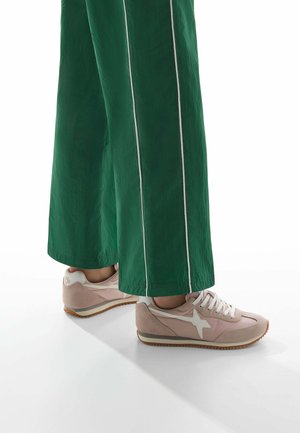 Sneakers in rosa chiaro e bianco, realizzati in suede e pelle. Progettati con un accento a forma di stella, lacci piatti e suola in gomma.