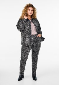 Zizzi MIT ENMUSTER UND KNÖPFEN - Blúzka so zapínaním na gombíky - dark grey leo