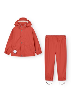 Veste imperméable rouge pour enfants avec capuche, accompagnée d'un pantalon à taille élastique assorti avec bandes pour les pieds, présentée sur fond blanc.
