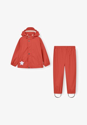 Czerwona wodoodporna kurtka dziecięca z kapturem oraz dopasowane spodnie z elastyczną talią i paskami na stopy, przedstawione na białym tle.