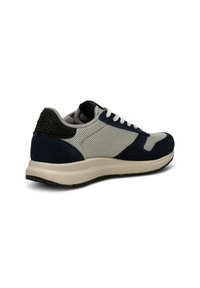 Scarpa sportiva con parte superiore in mesh grigio, dettagli in suede blu navy e tacco nero testurizzato. Presenta lacci bianchi e suola ammortizzata.