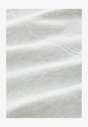 Jasnoszary bawełniany materiał o miękkiej teksturze, z delikatnymi zróżnicowaniami kolorystycznymi i detalami szwów, tworzący gładką powierzchnię.