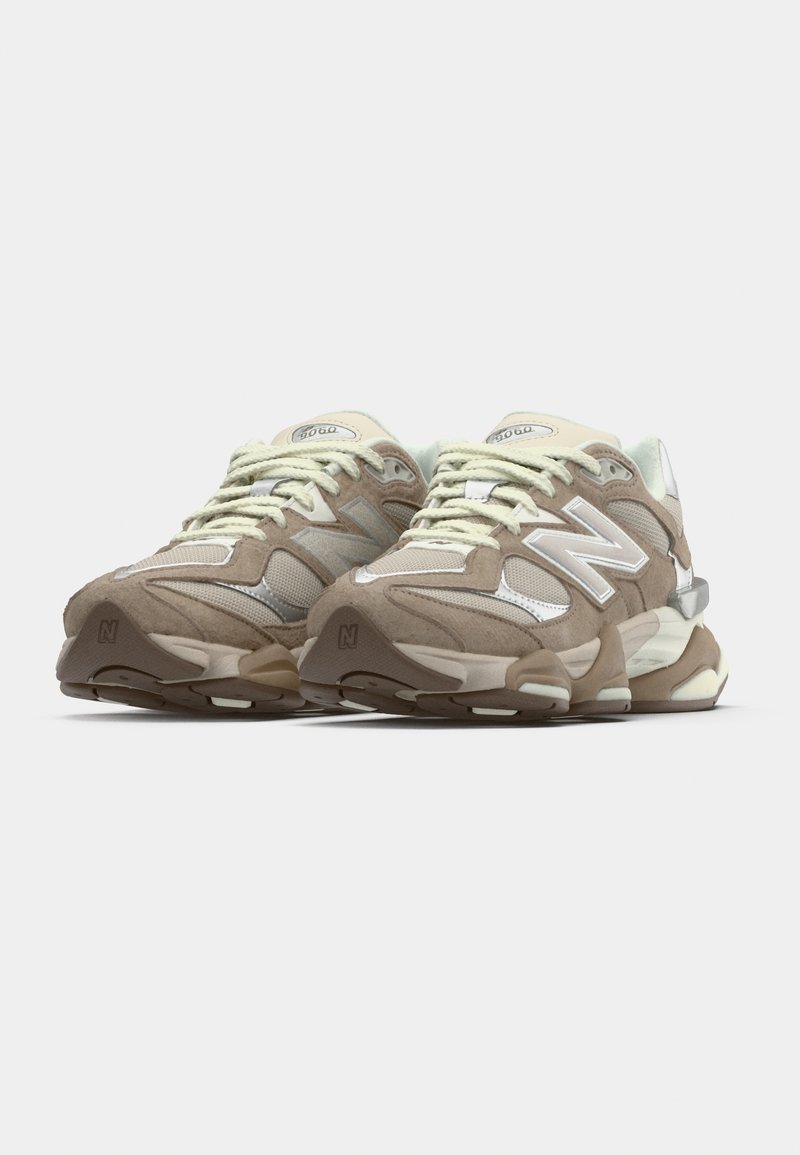 Beige suède en mesh sneakers met een chunky ontwerp, voorzien van reflecterende accenten, lichte vetersluiting en een gestructureerde rubberen zool.