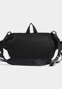 Svart meshväska med en texturerad yta, utrustad med justerbara remmar, ett handtag upptill och en strukturerad design.