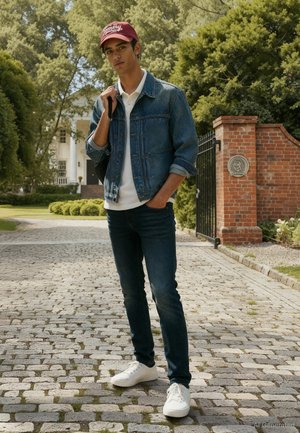 Tommy Jeans AUSTIN TAPERED - Pieguloša piegriezuma džinsi - denim dark