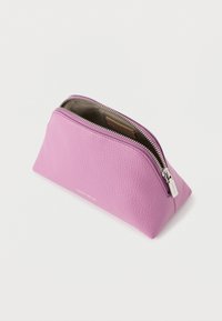 Paars leren zakje met een gestructureerde afwerking, voorzien van een zilveren rits en een beige binnenkant. Merkennaam gegraveerd aan de voorkant.