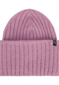 Ružový pletený klobúk so žebrovaným vzorom a prehnutým lemom, na ktorom je malá čierna nálepka. Mäkká textúra s vertikálnymi vzormi, vhodný na chladné počasie.