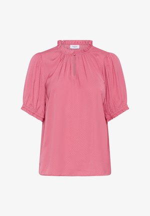 Różowa bluzka w odcieniu malinowym z krótkimi bufiastymi rękawami, marszczoną linią dekoltu, detalem w kształcie dziurki oraz subtelnym wzorem w kropki.