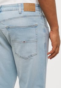 Tommy Jeans AUSTIN SLIM PLUS - Slim fit jeans - denim light
