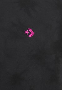 Musta kangas, jossa on rakenneviimeistely ja pinkki brodeerattu tähti ja nuoli -logo. Yksinkertainen muotoilu, ei lisäkuvioita tai -yksityiskohtia.