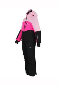 Giacca invernale isolata rosa e nera con pantaloni abbinati, dotata di chiusura lampo frontale, cappuccio e accenti di logo visibili. Design con colori a contrasto netto.