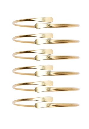 Hat vékony, aranyszínű, nyitott karperec függőlegesen egymásra helyezve, mindegyik lapított ovális végeikkel ellentétes irányba néznek.