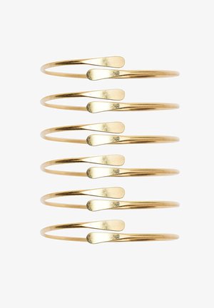 Hat vékony, aranyszínű, nyitott karperec függőlegesen egymásra helyezve, mindegyik lapított ovális végeikkel ellentétes irányba néznek.