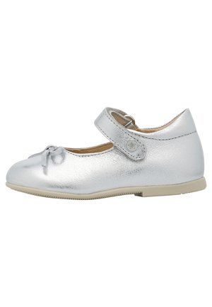 Ballerine in pelle argentata con punta rotonda, un piccolo dettaglio a fiocco e una chiusura in velcro per una vestibilità sicura. Suola in gomma chiara.