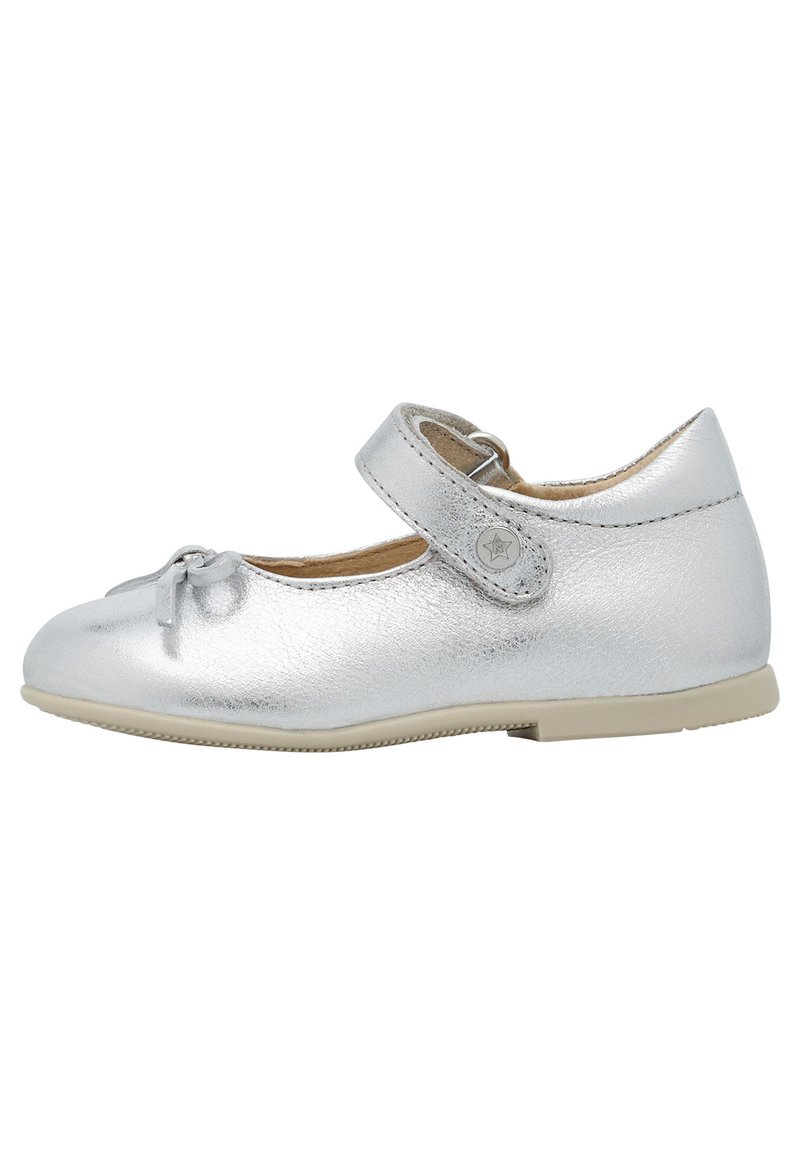 Bailarinas de cuero plateado con puntera redonda, un pequeño detalle de lazo y una correa de velcro para un ajuste seguro. Suela de goma de color claro.