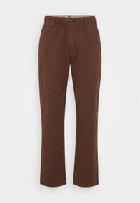 Bruna bomullschinos med raka ben, med en midja som har bälteslingor och utan synliga mönster eller detaljer.