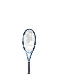 Blauwe tennisracket met een getextureerde zwarte grip, ovale kop en een rasterpatroon op de snaren. Heeft een taps toelopend handvatontwerp voor een gebalanceerde prestatie.