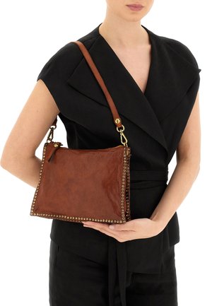 Borsa a mano in pelle marrone con dettagli borchiati dorati, forma rettangolare, tracolla regolabile e chiusura con cerniera. Texture liscia.