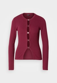 Cardigan roșu cu mânecă lungă și decolteu rotund, cu un design cu decupaj frontal susținut de accente metalice argintii. Țesătură tricotată cu textură în dungi.