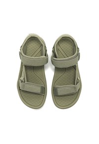 Sandalias de color verde oliva con dos correas de tela ajustables, suelas de goma texturizadas y un patrón hexagonal en la plantilla para mejorar el agarre.